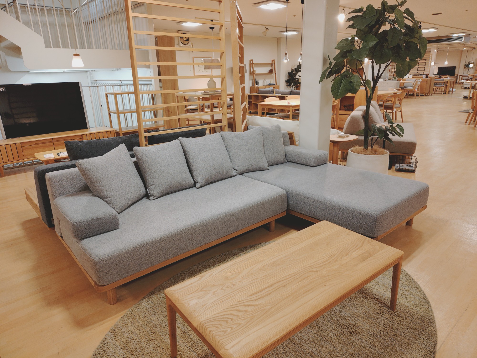 Fumiクッションでくつろぐソファ YAOMOKU